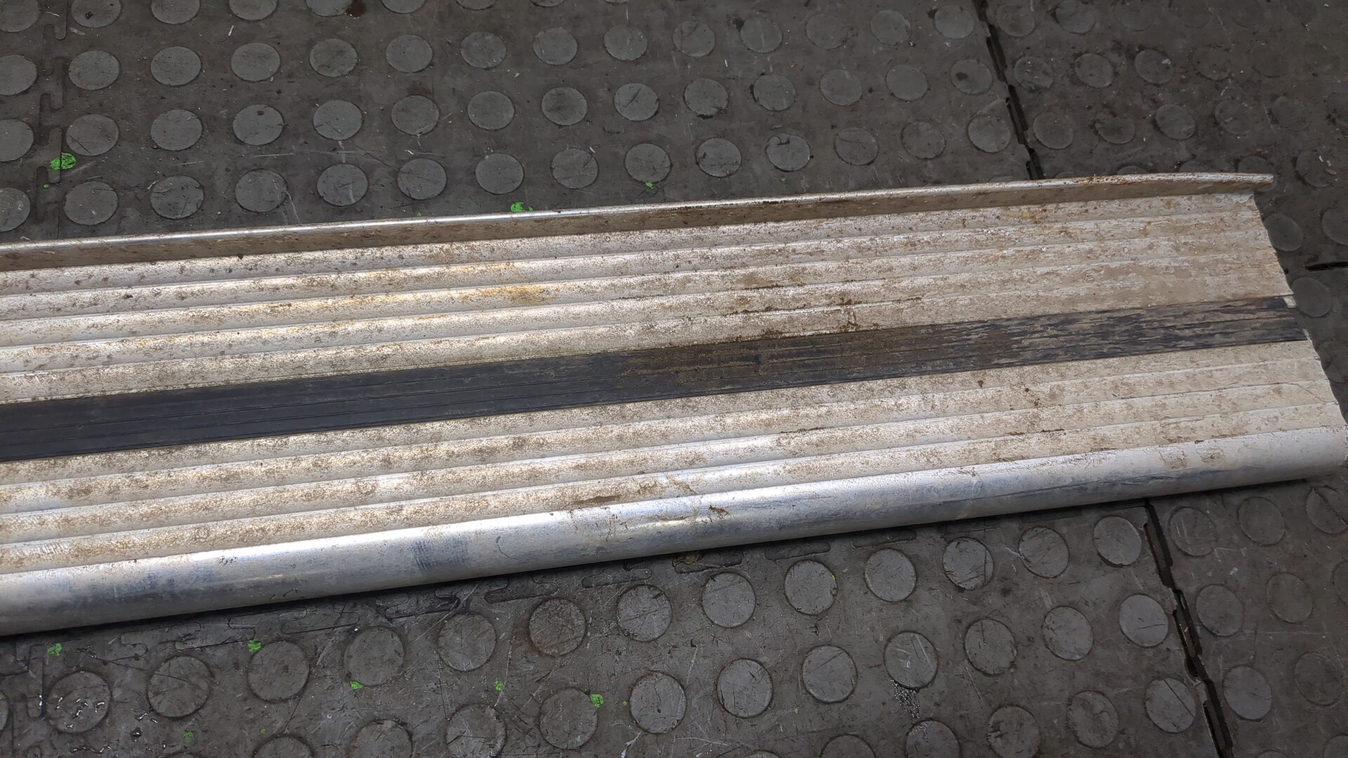 Подножка левая