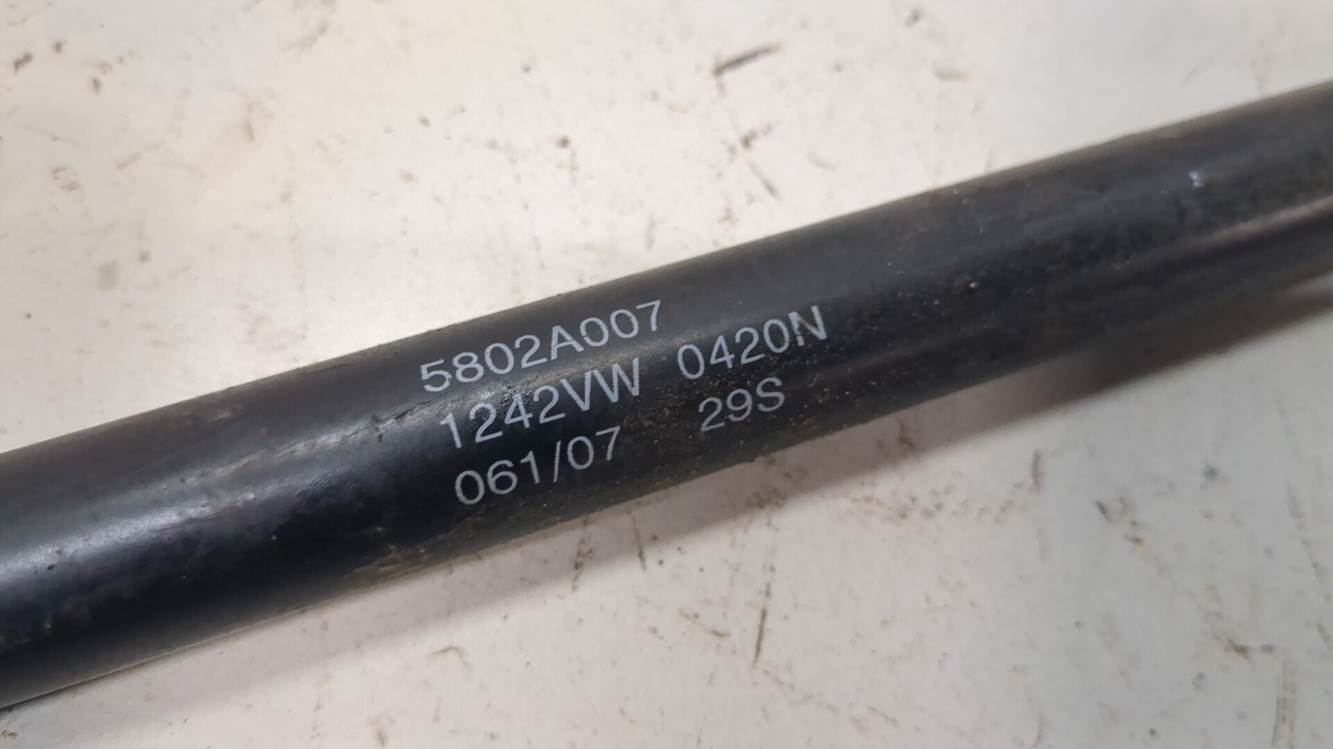 Амортизатор крышки багажника