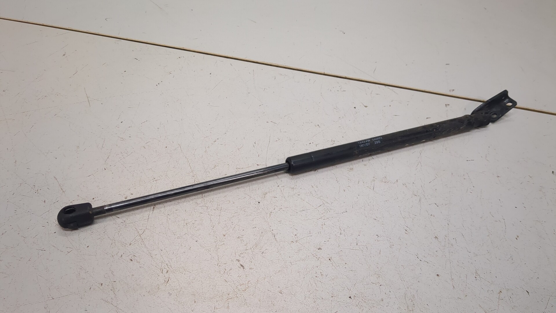 Амортизатор крышки багажника