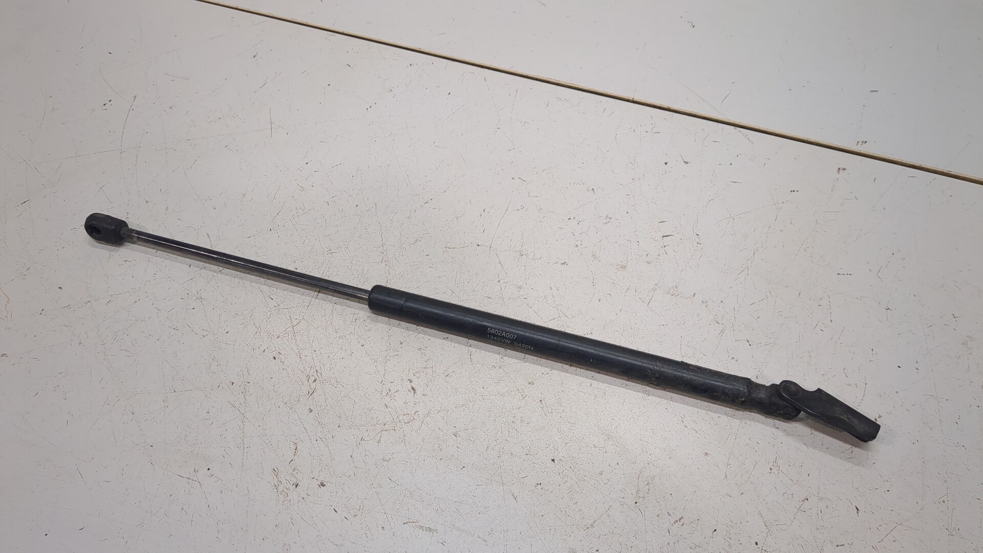 Амортизатор крышки багажника