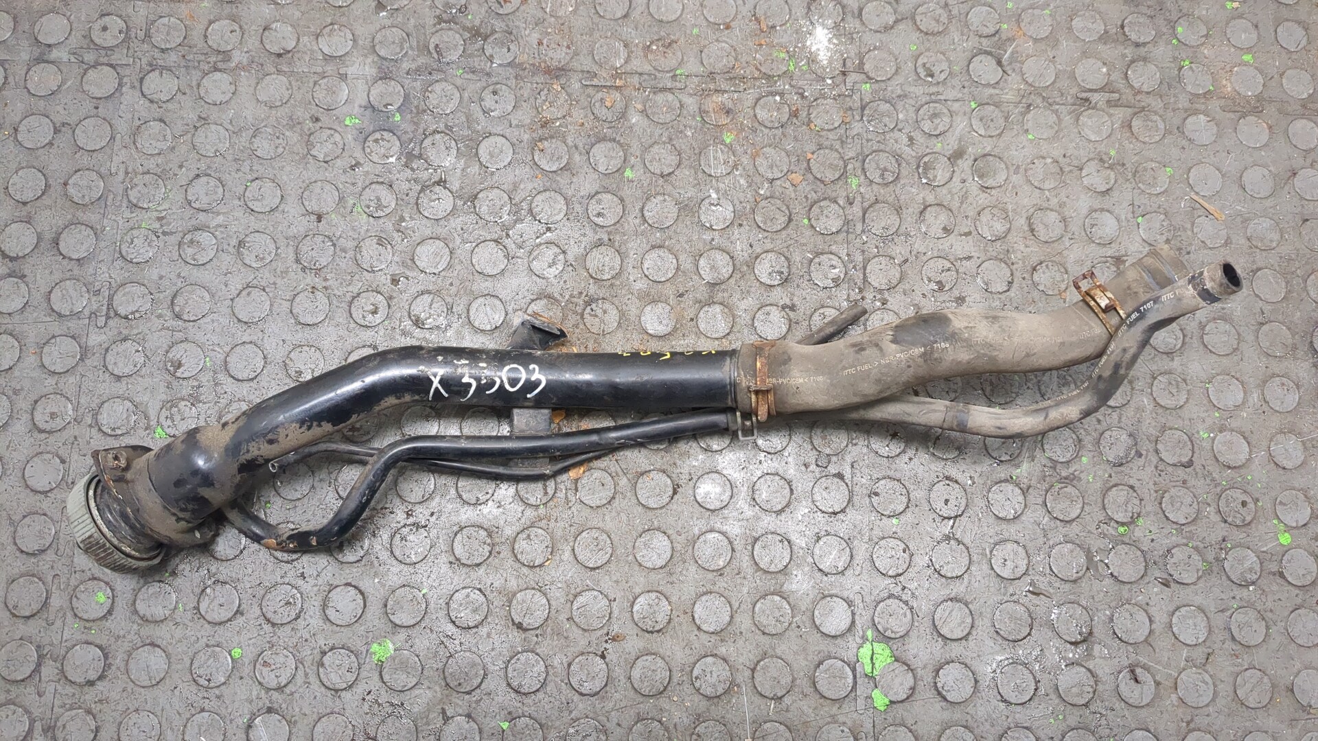 Горловина топливного бака