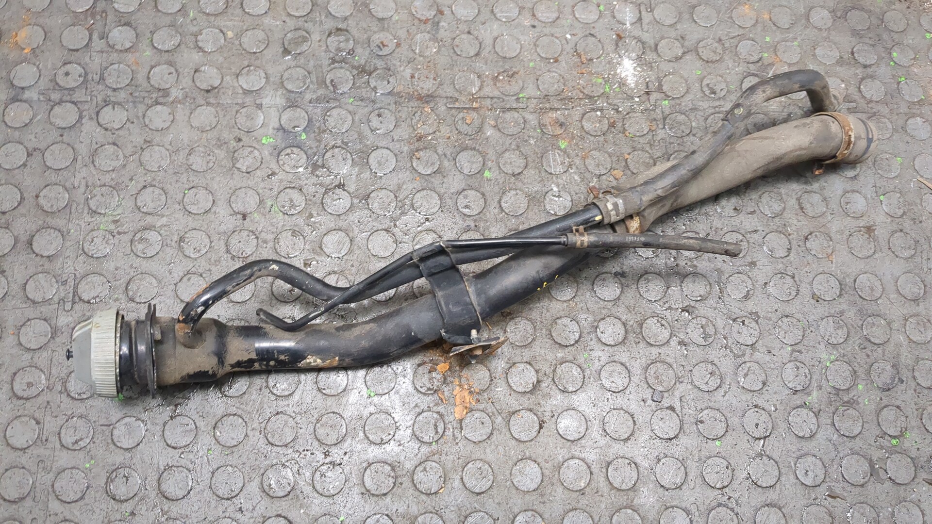 Горловина топливного бака