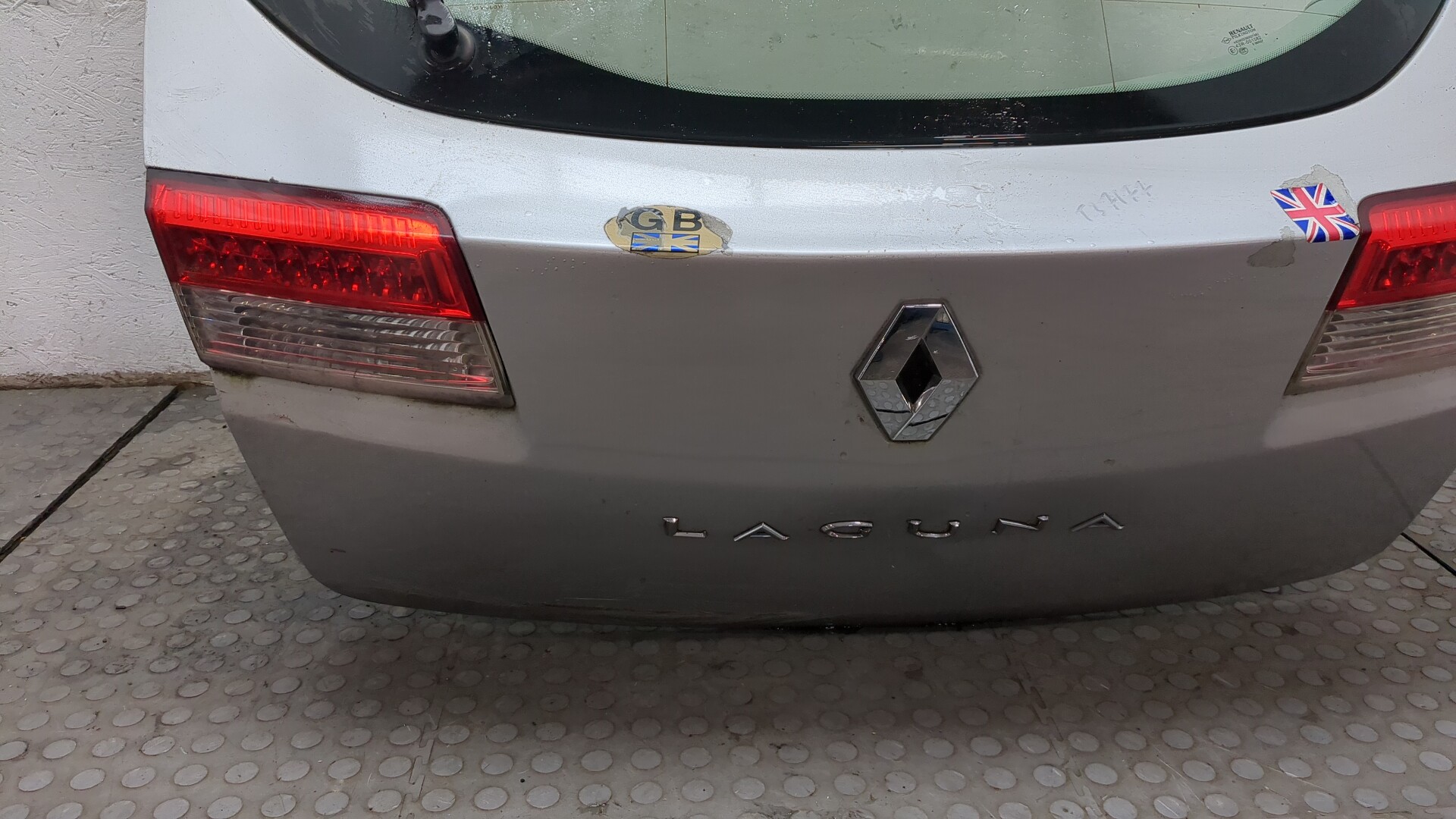 Дверь багажника