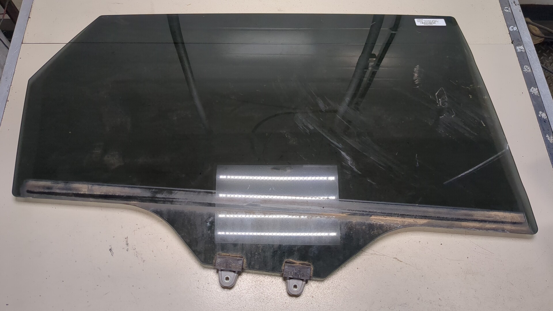 Стекло двери задней правой