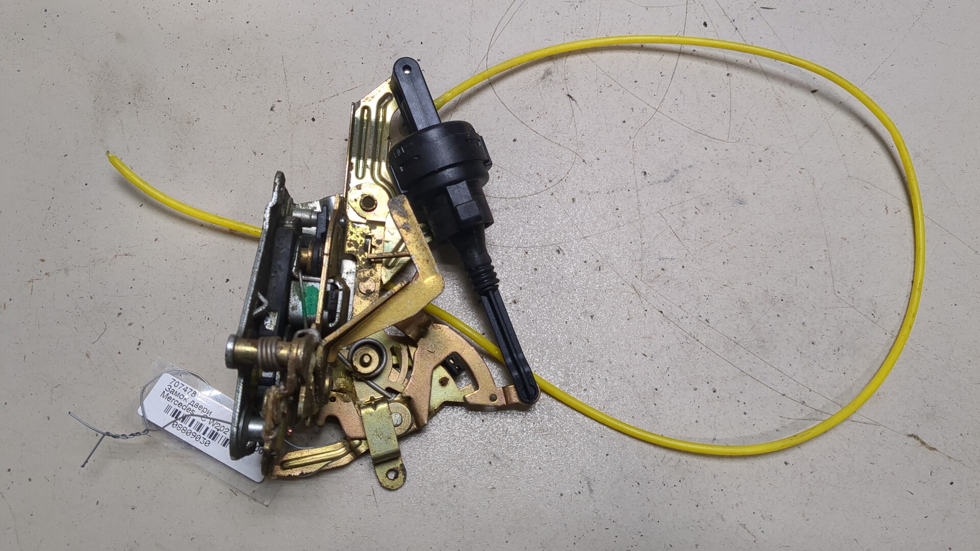 Замок двери задней левой