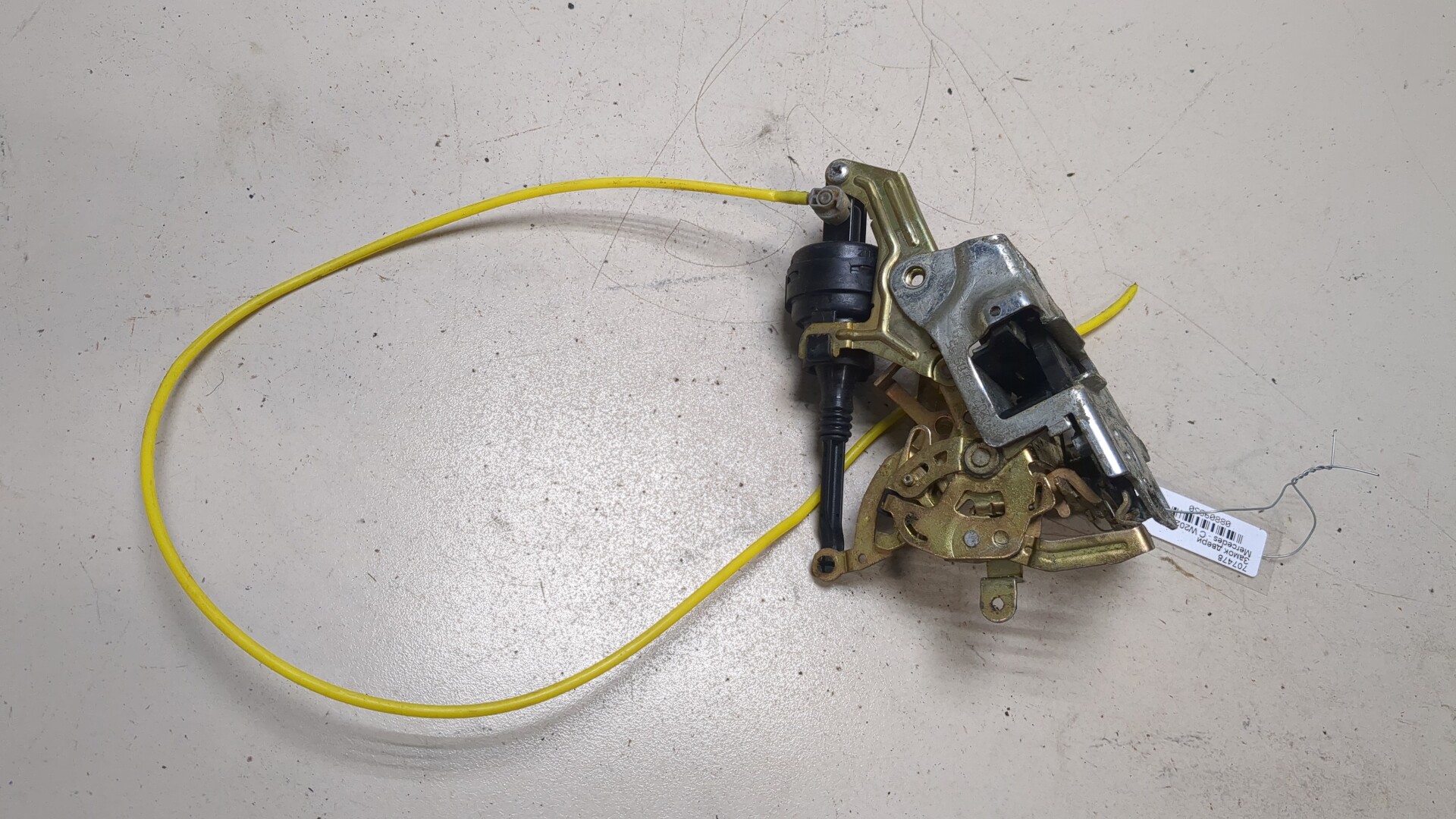 Замок двери задней левой