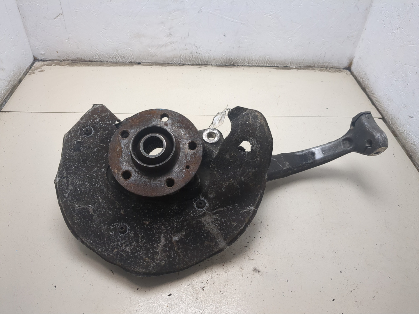 Кулак поворотный передний правый