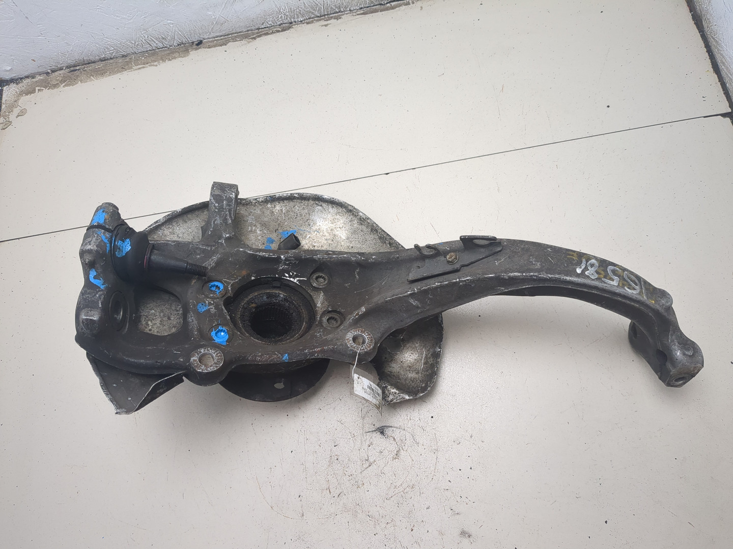 Кулак поворотный передний правый