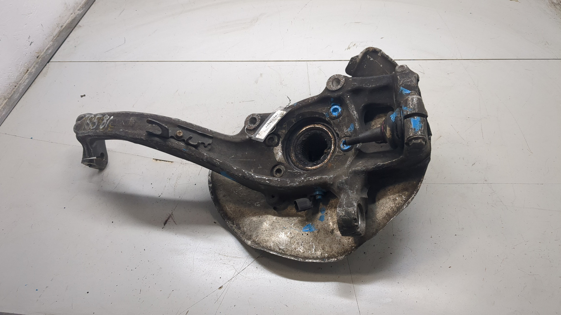 Кулак поворотный передний правый