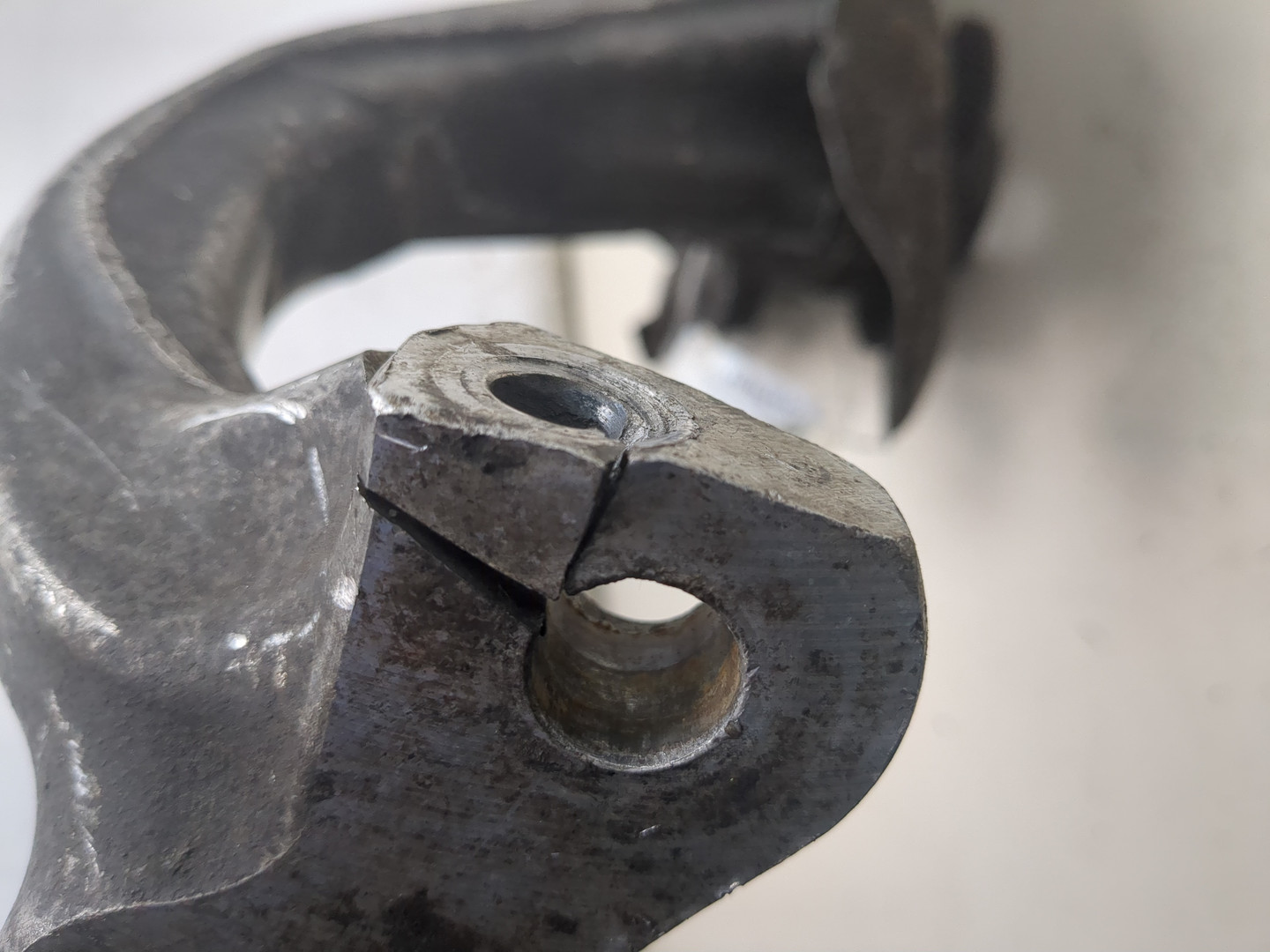 Кулак поворотный передний правый