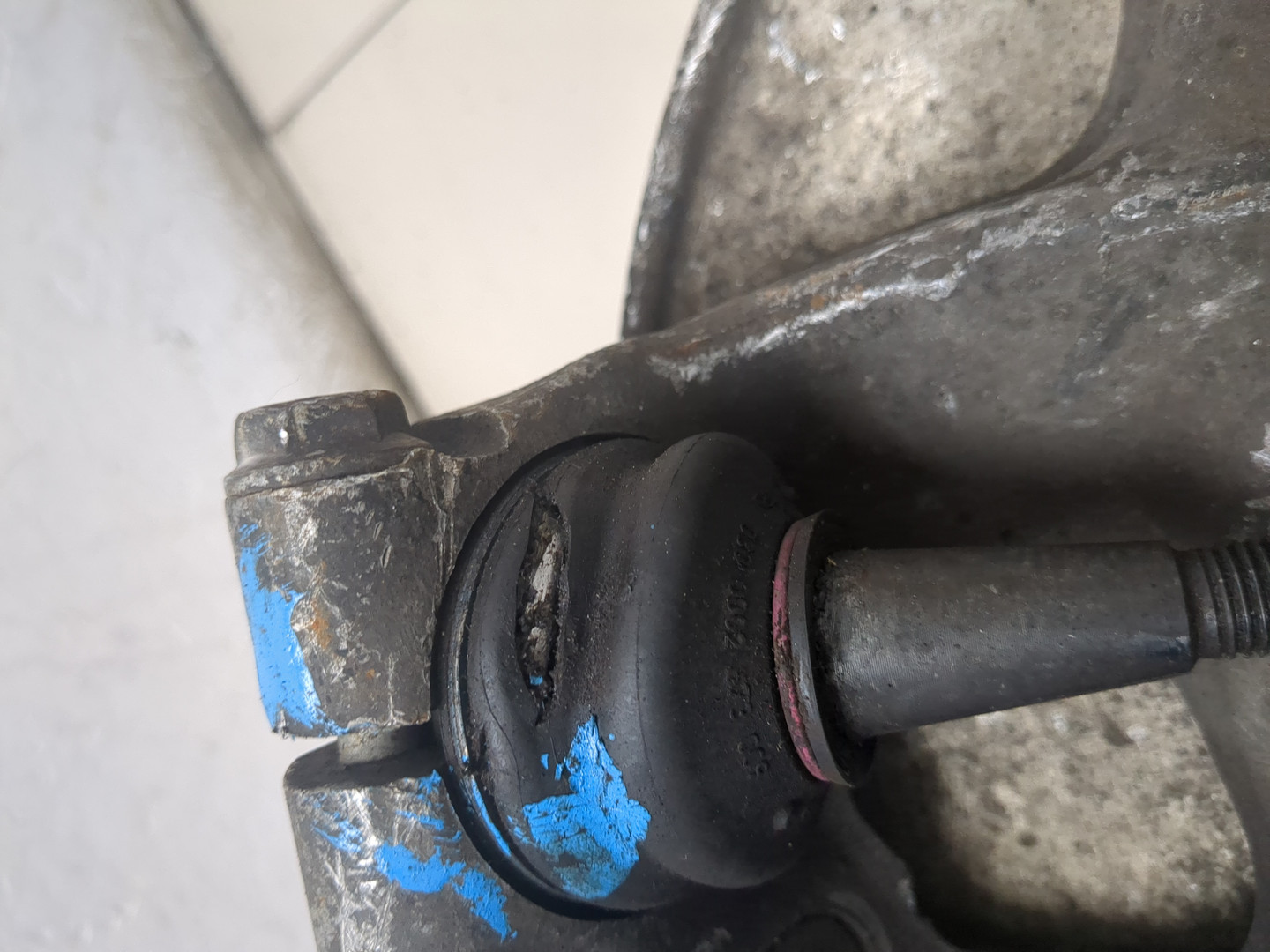 Кулак поворотный передний правый