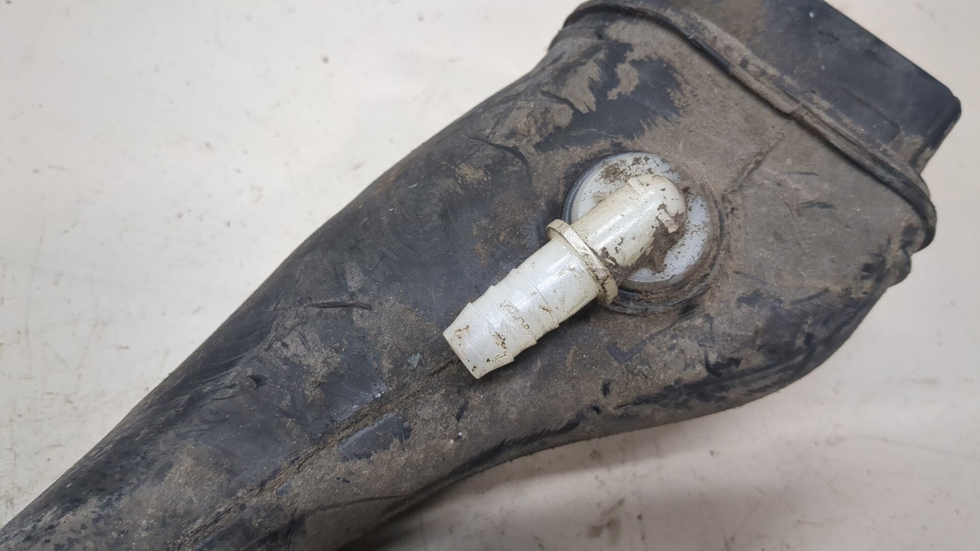 Горловина топливного бака