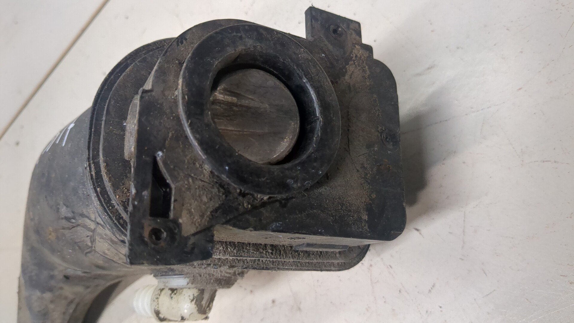 Горловина топливного бака