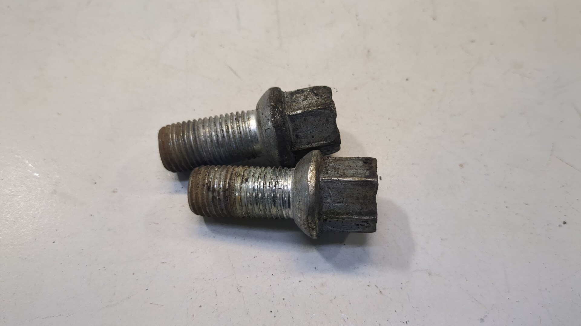 Болт колесный