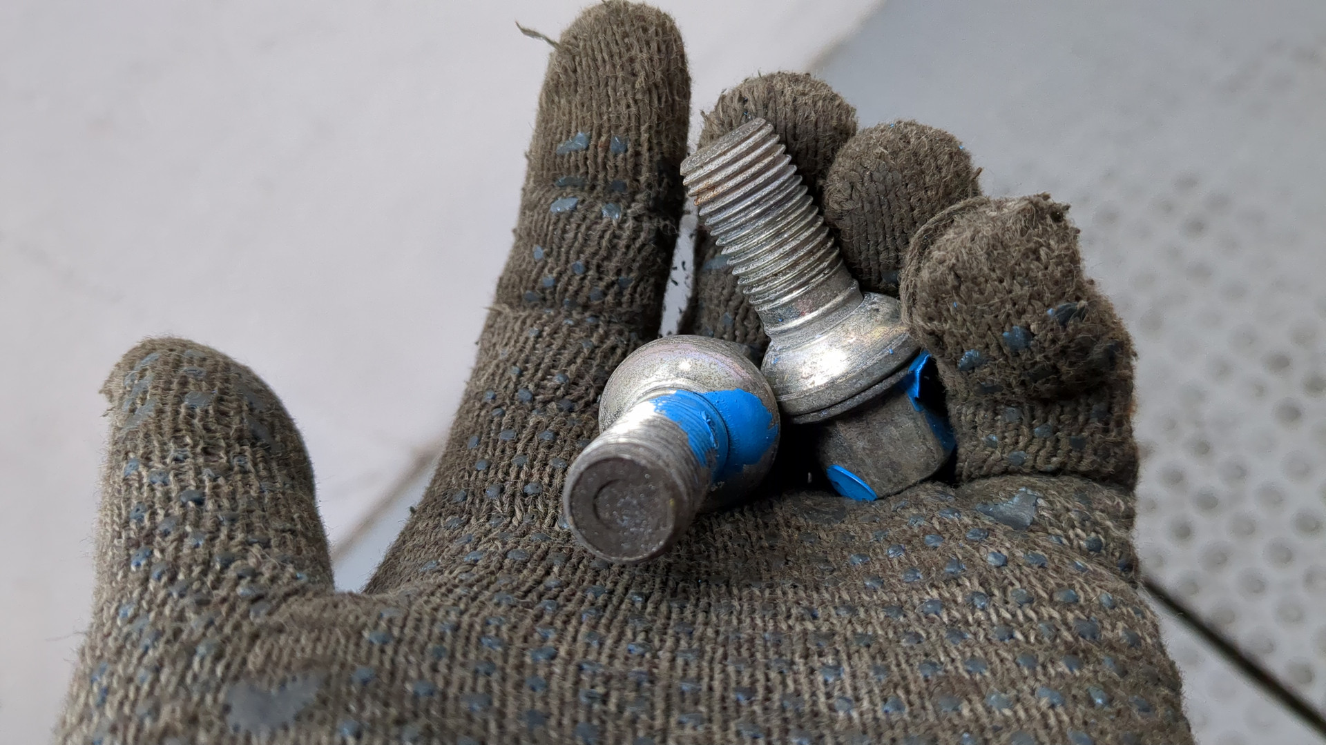 Болт колесный