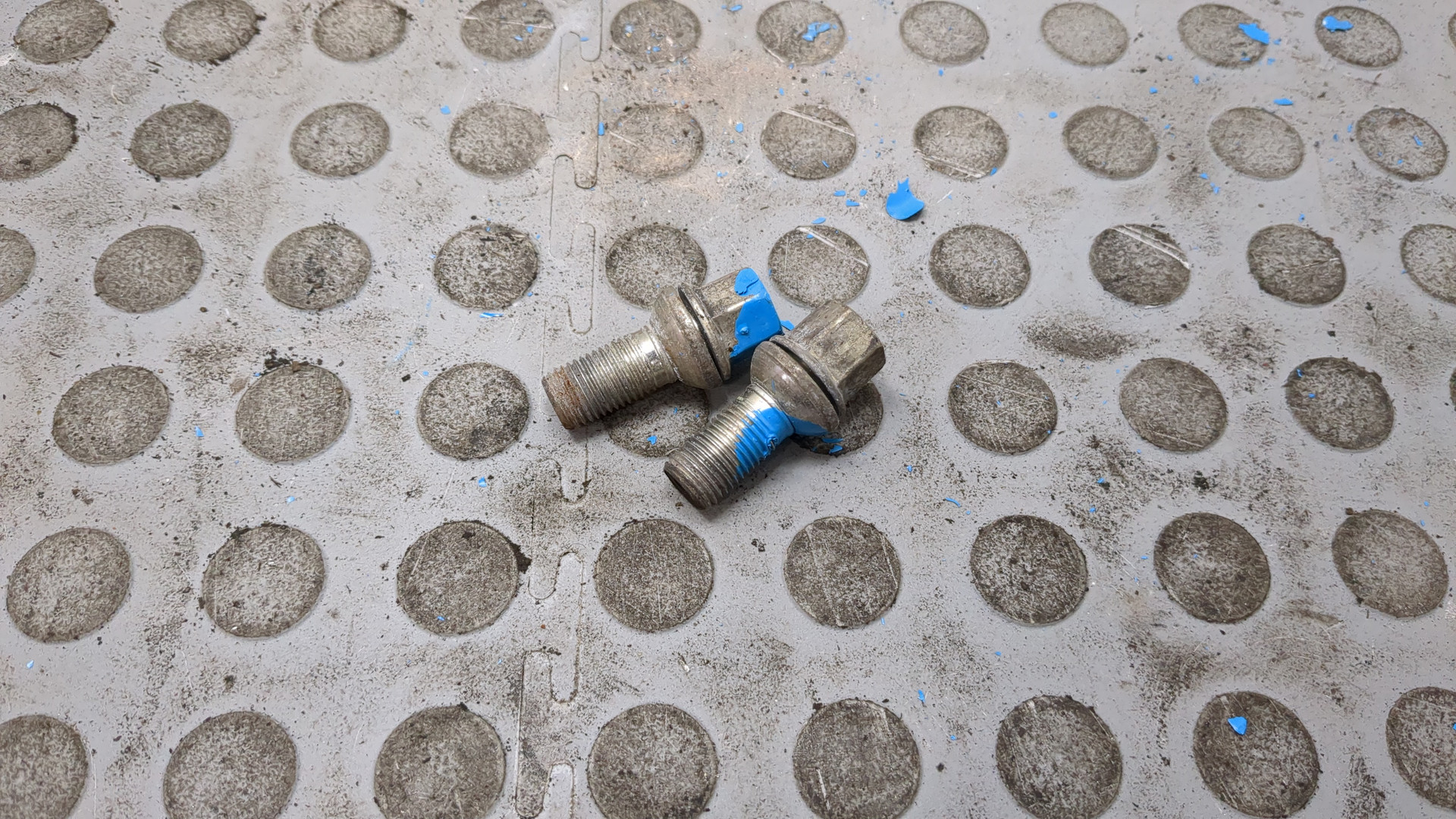 Болт колесный