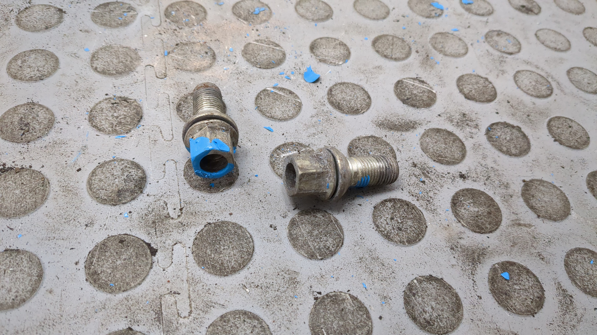 Болт колесный