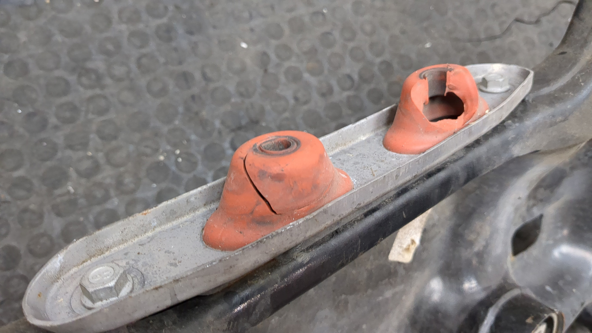 Балка подмоторная