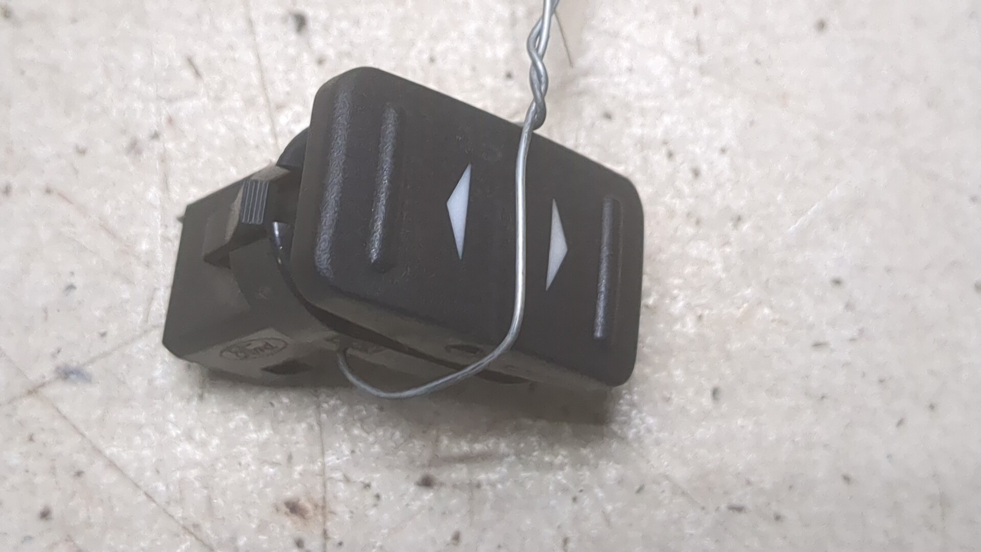 Кнопка стеклоподъемника