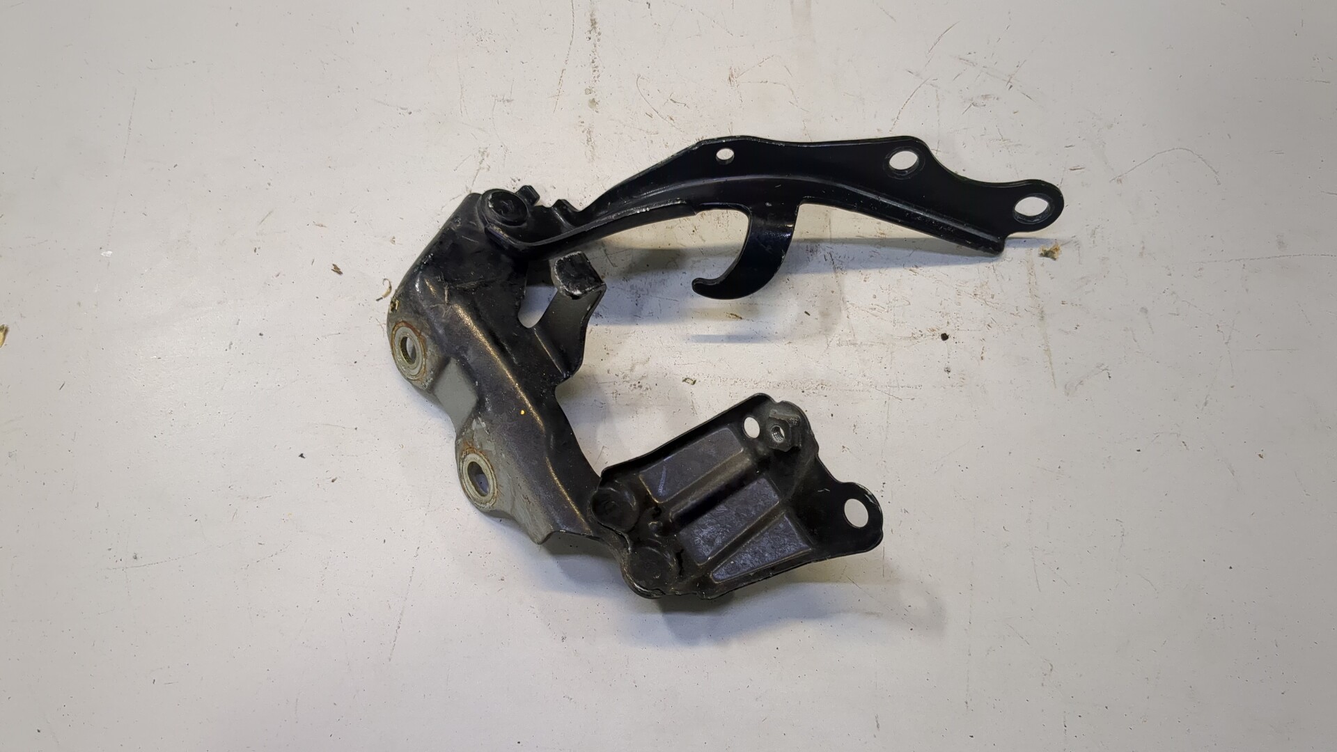 Петля капота левая