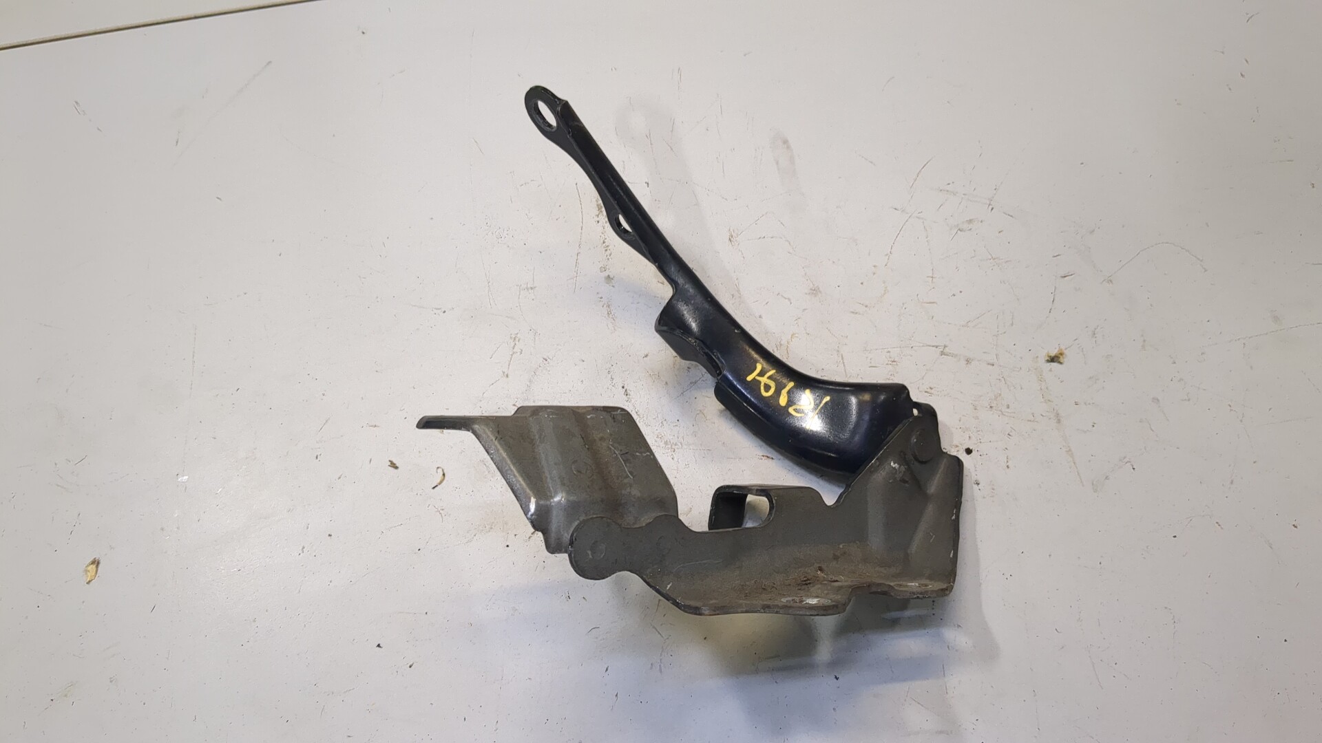 Петля капота левая