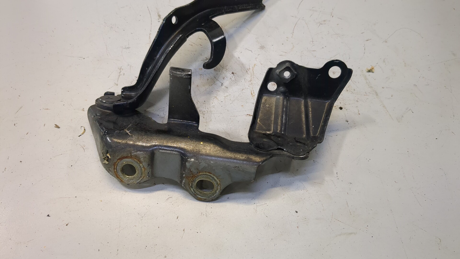 Петля капота левая