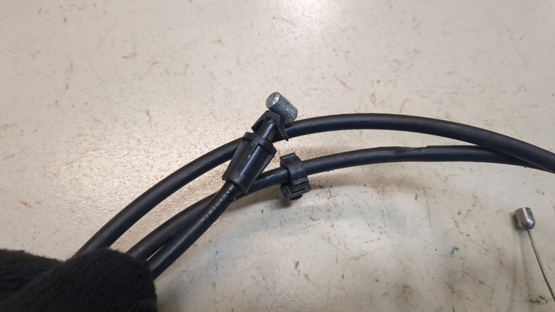 Трос открывания капота