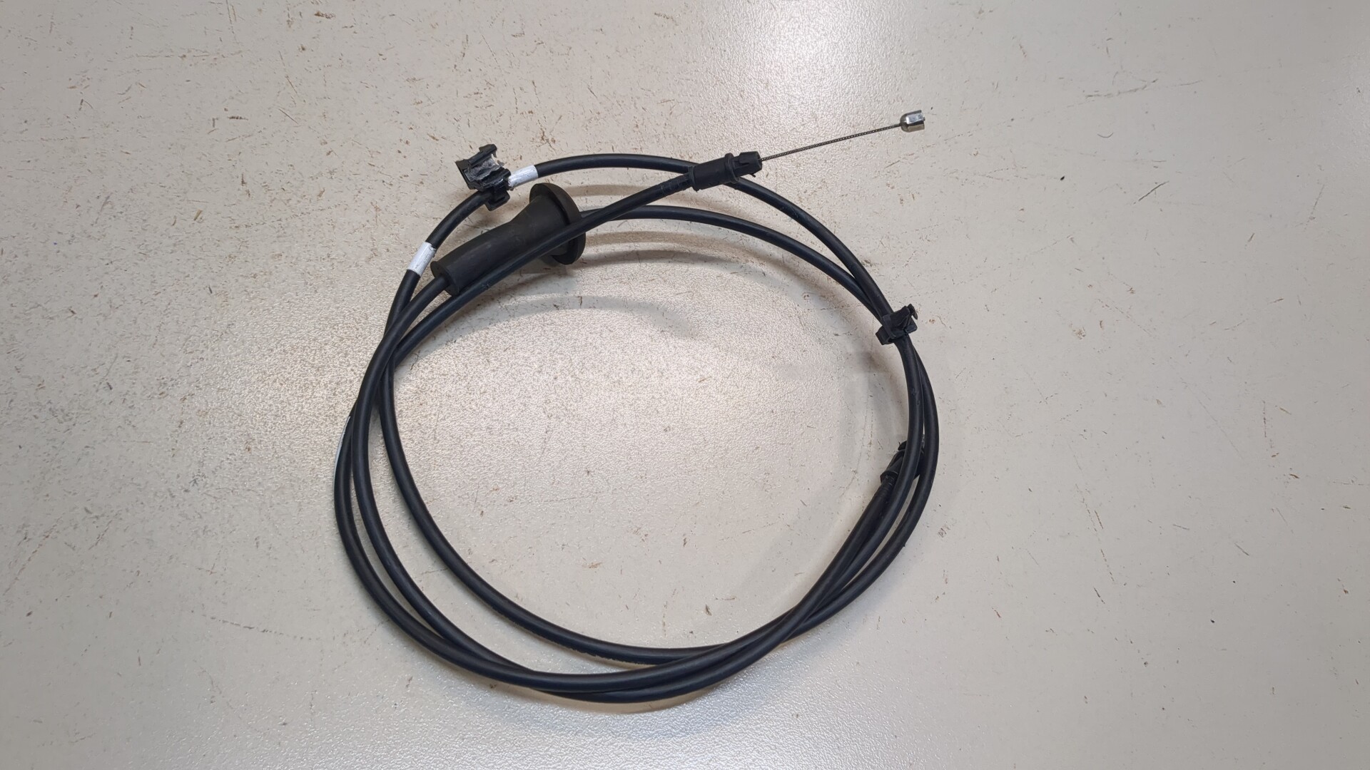 Трос открывания капота