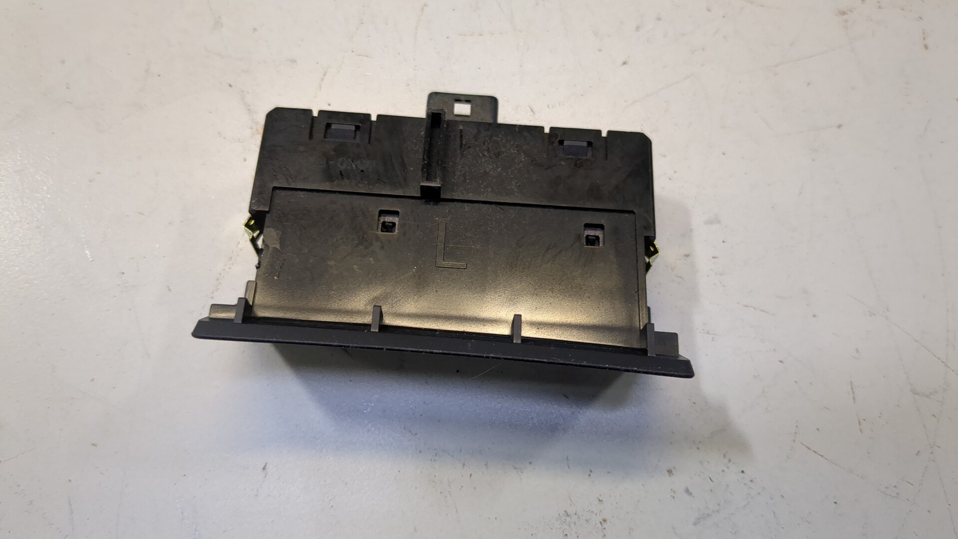 Кнопка открывания багажника