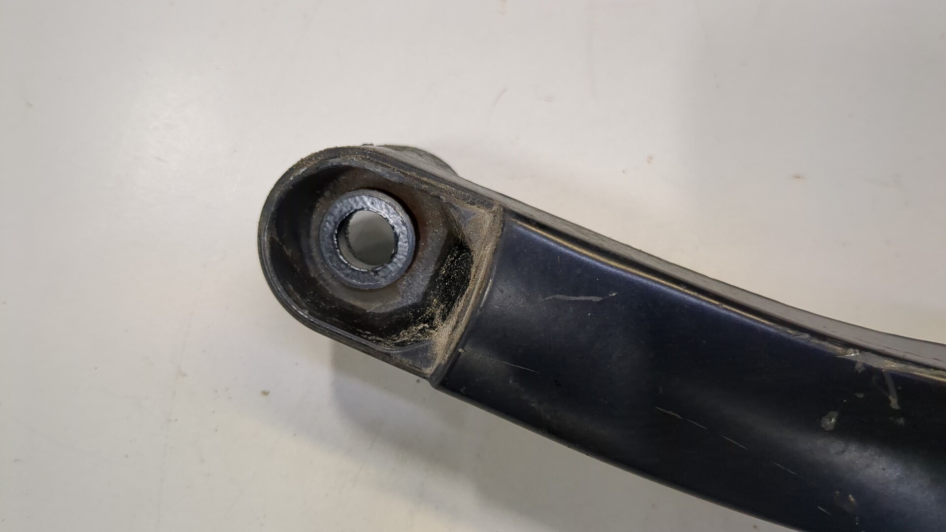 Поводок стеклоочистителя передний левый