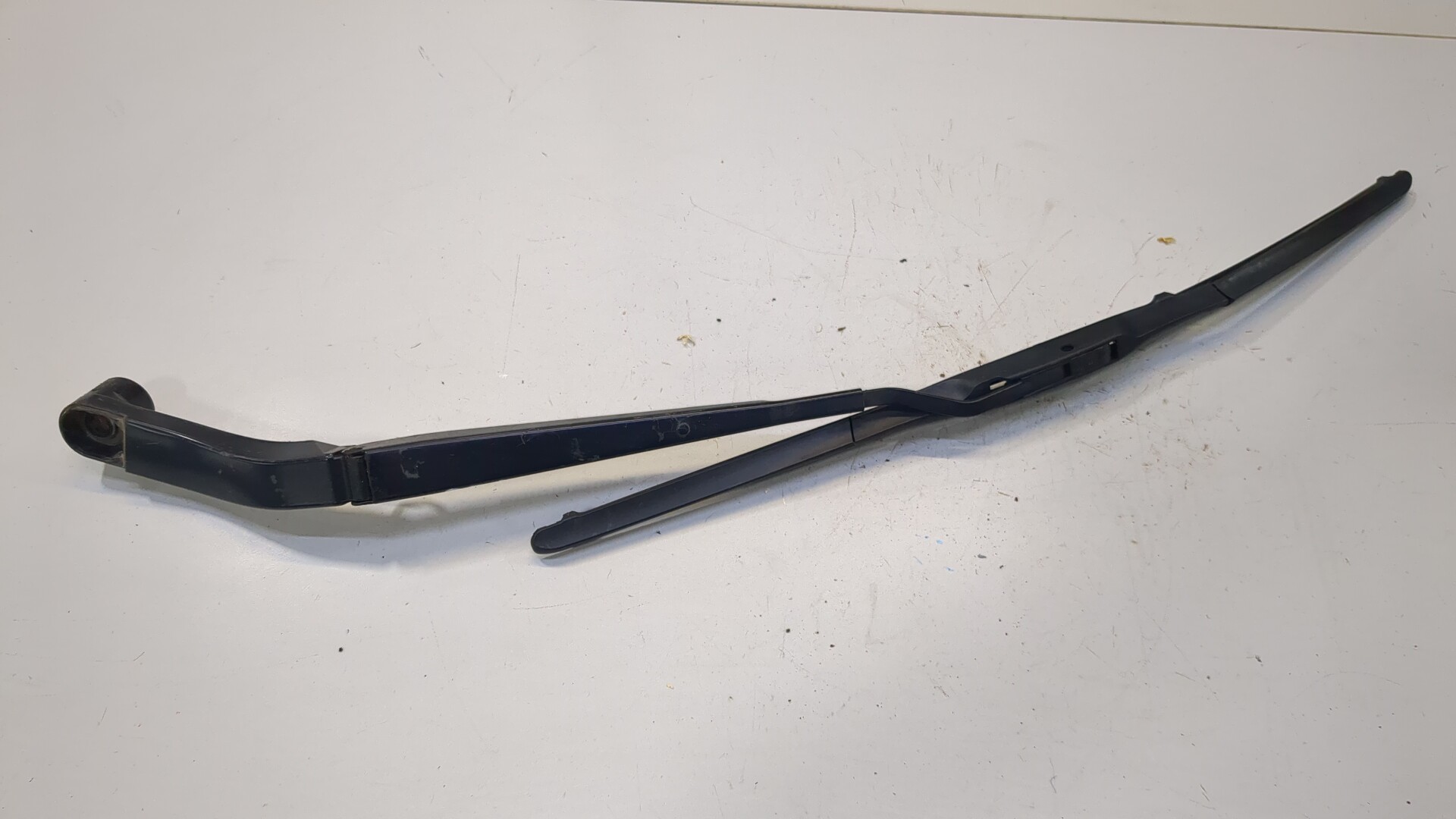 Поводок стеклоочистителя передний левый