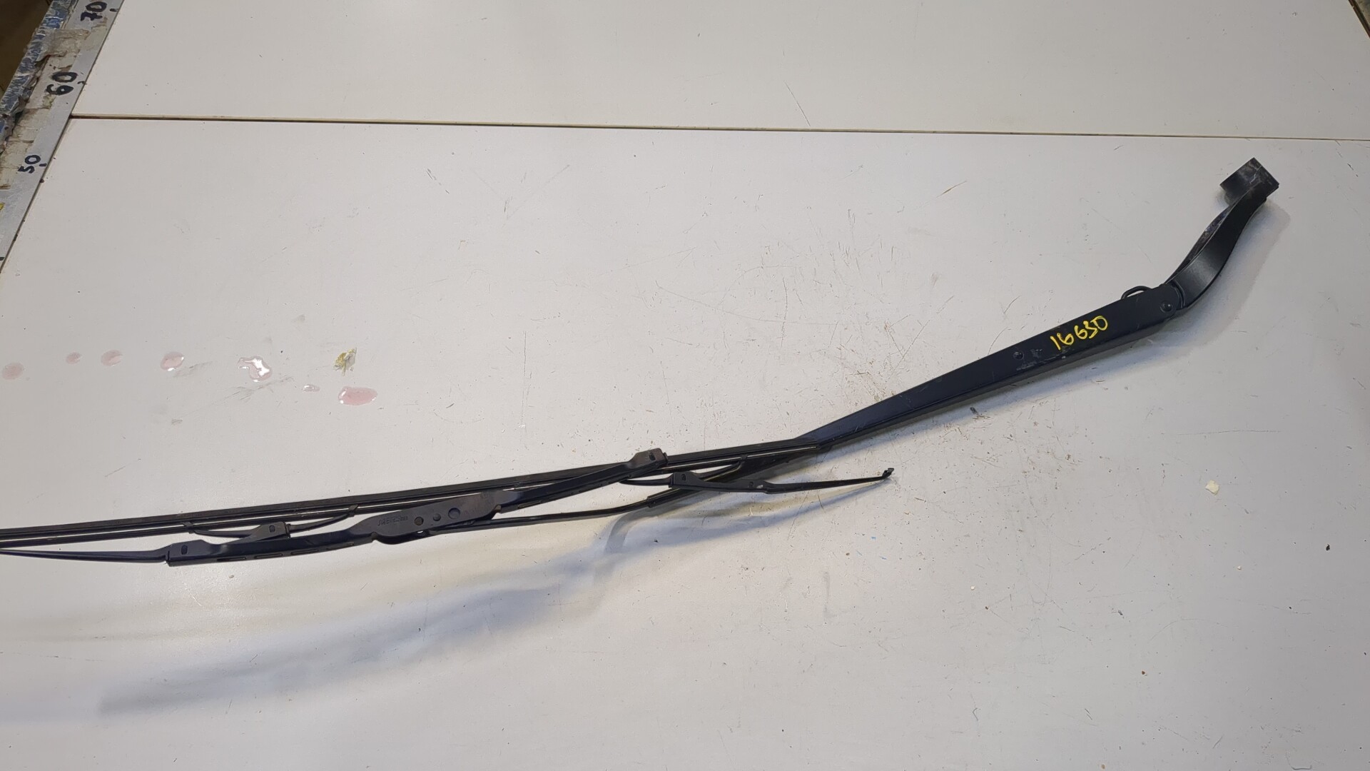 Поводок стеклоочистителя переднего