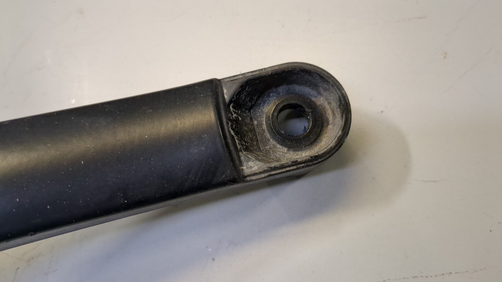 Поводок стеклоочистителя переднего