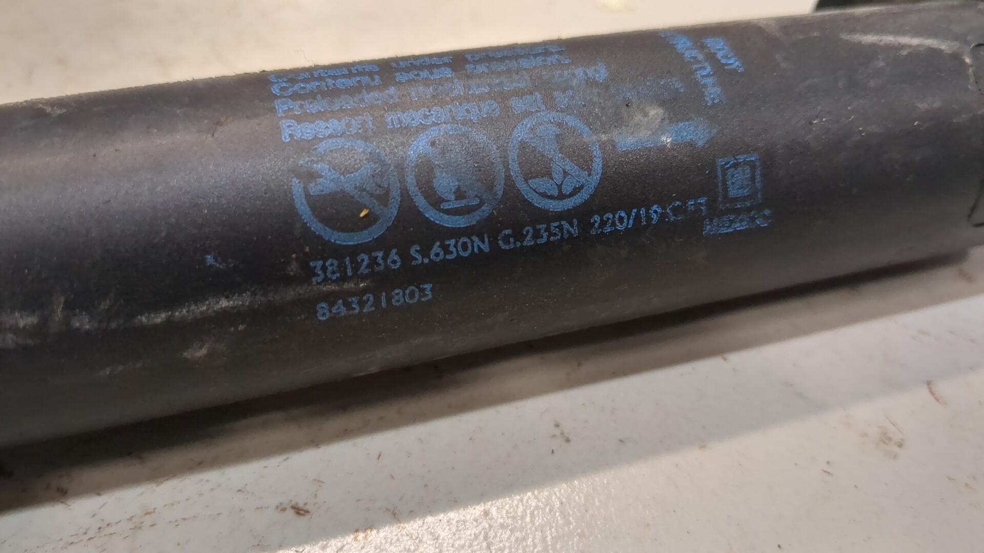 Амортизатор крышки багажника