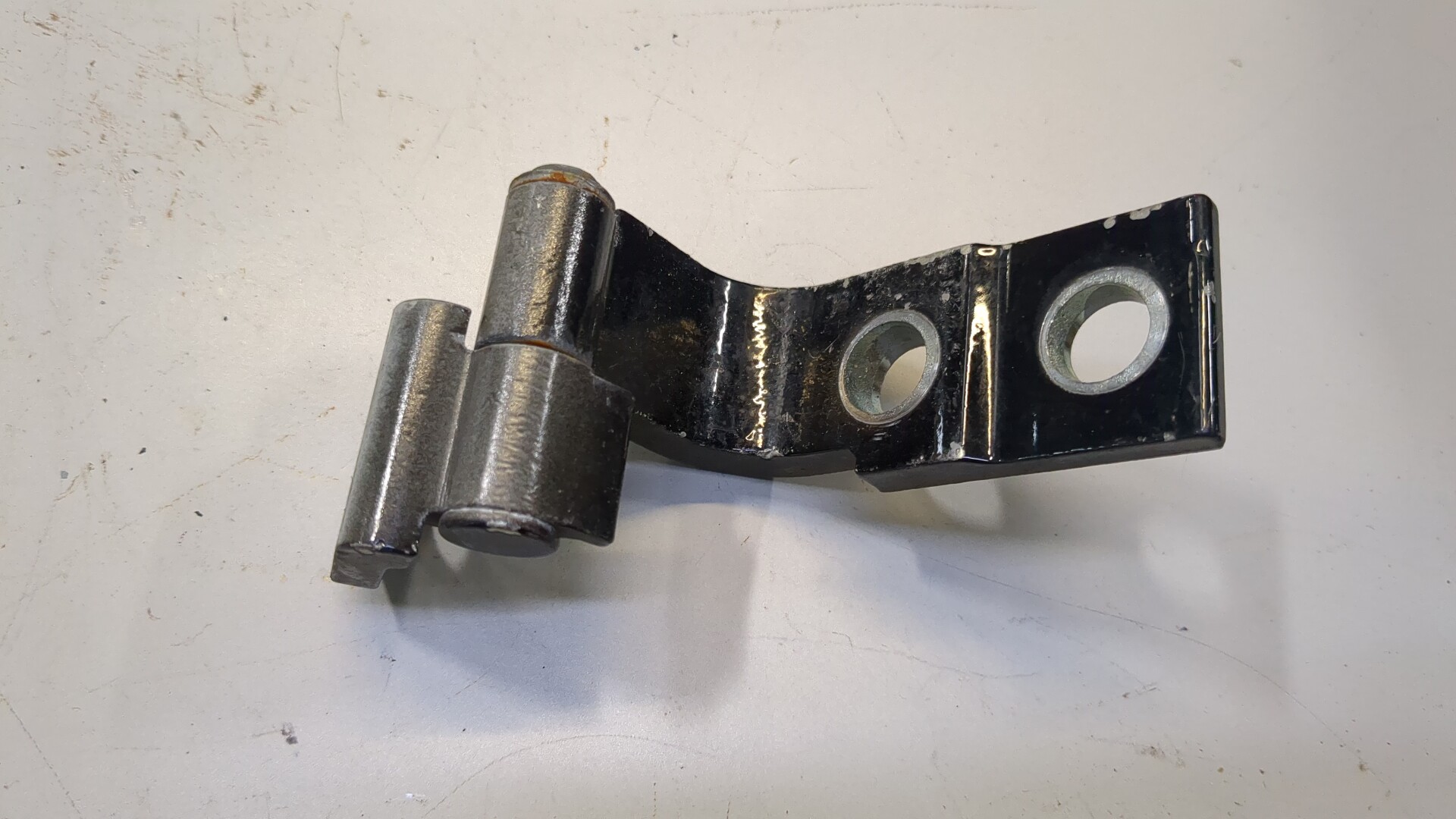 Петля двери