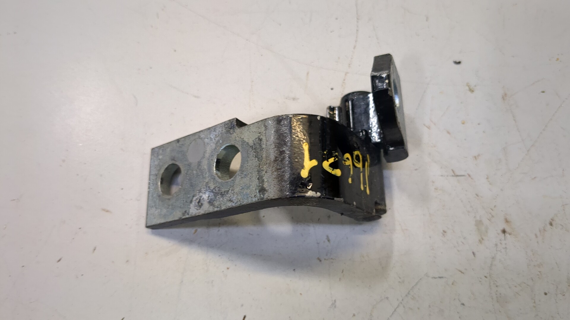 Петля двери