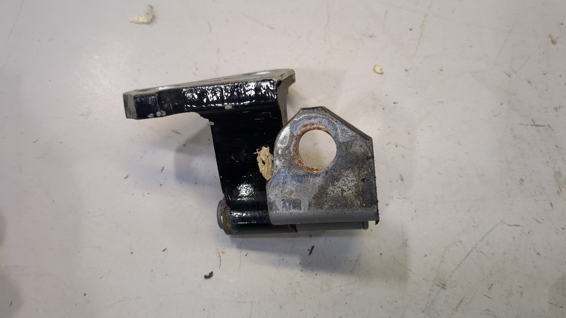 Петля двери