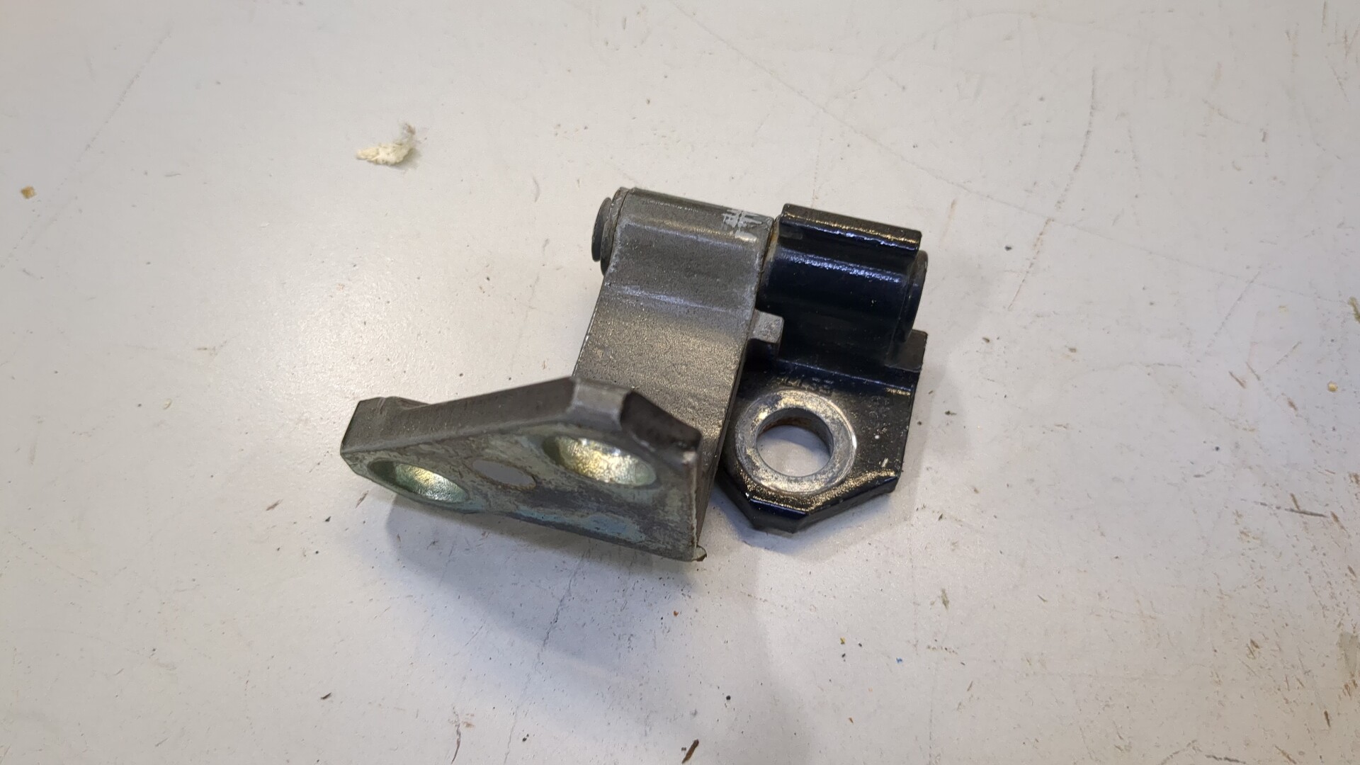 Петля двери