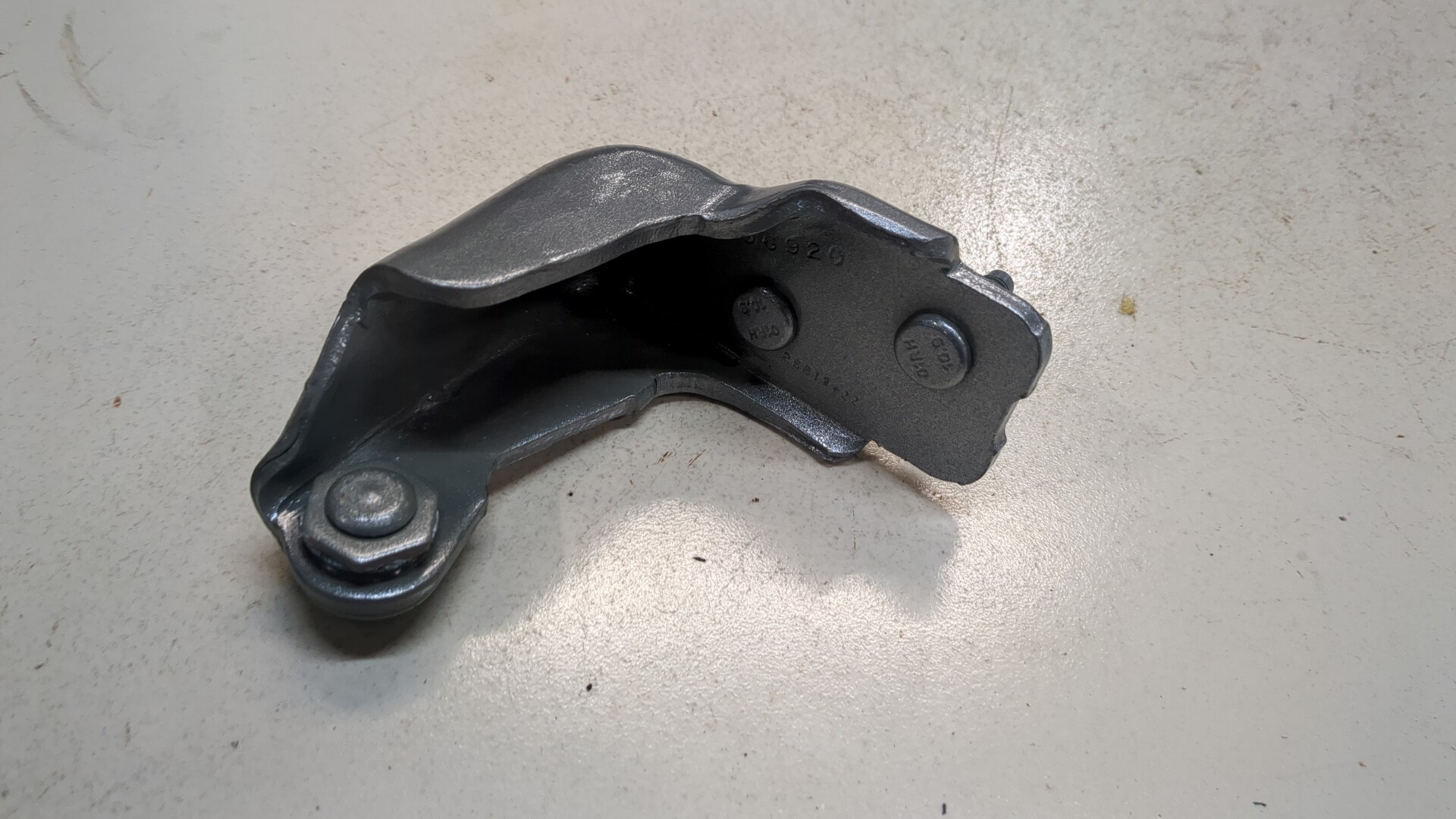 Петля двери