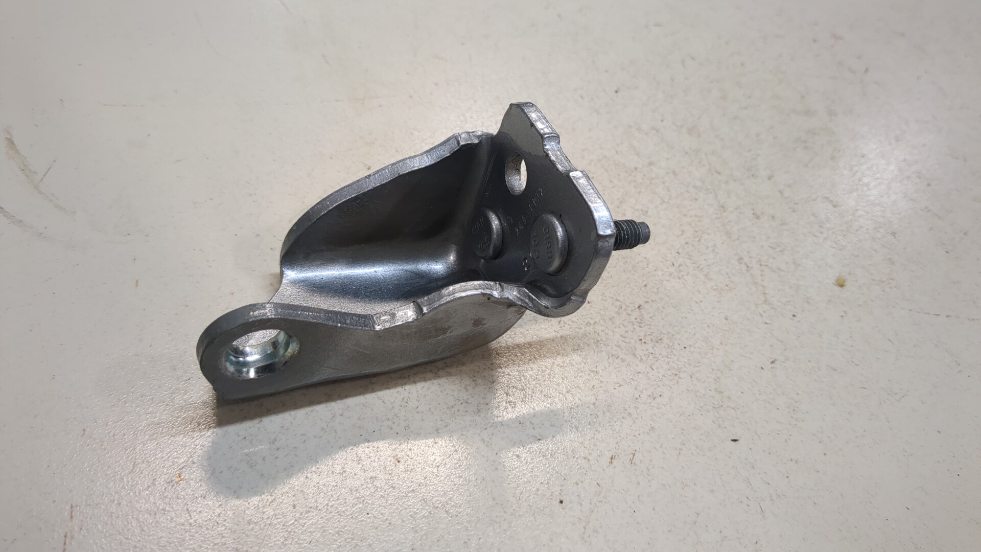 Петля двери