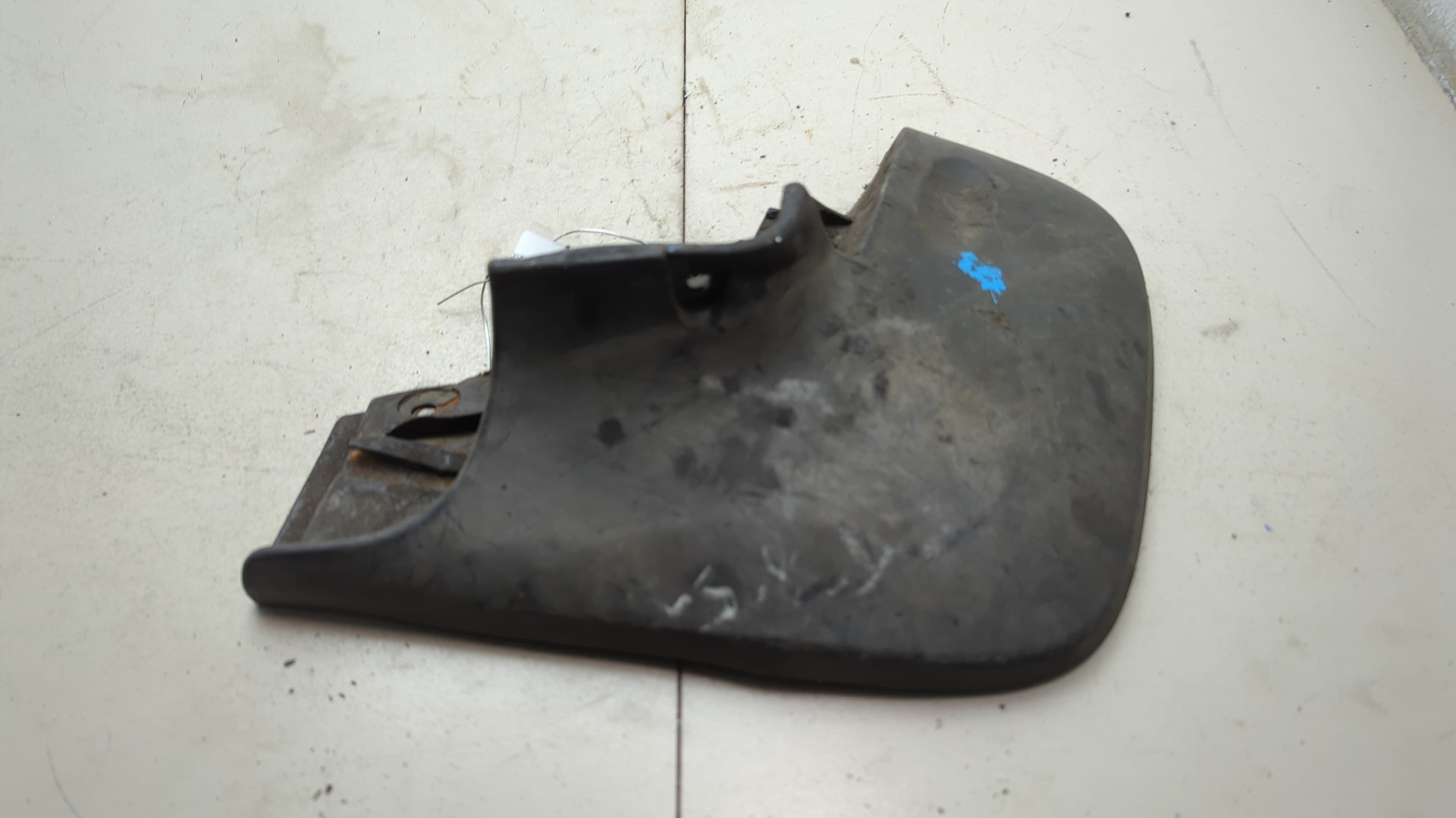 Брызговик передний левый