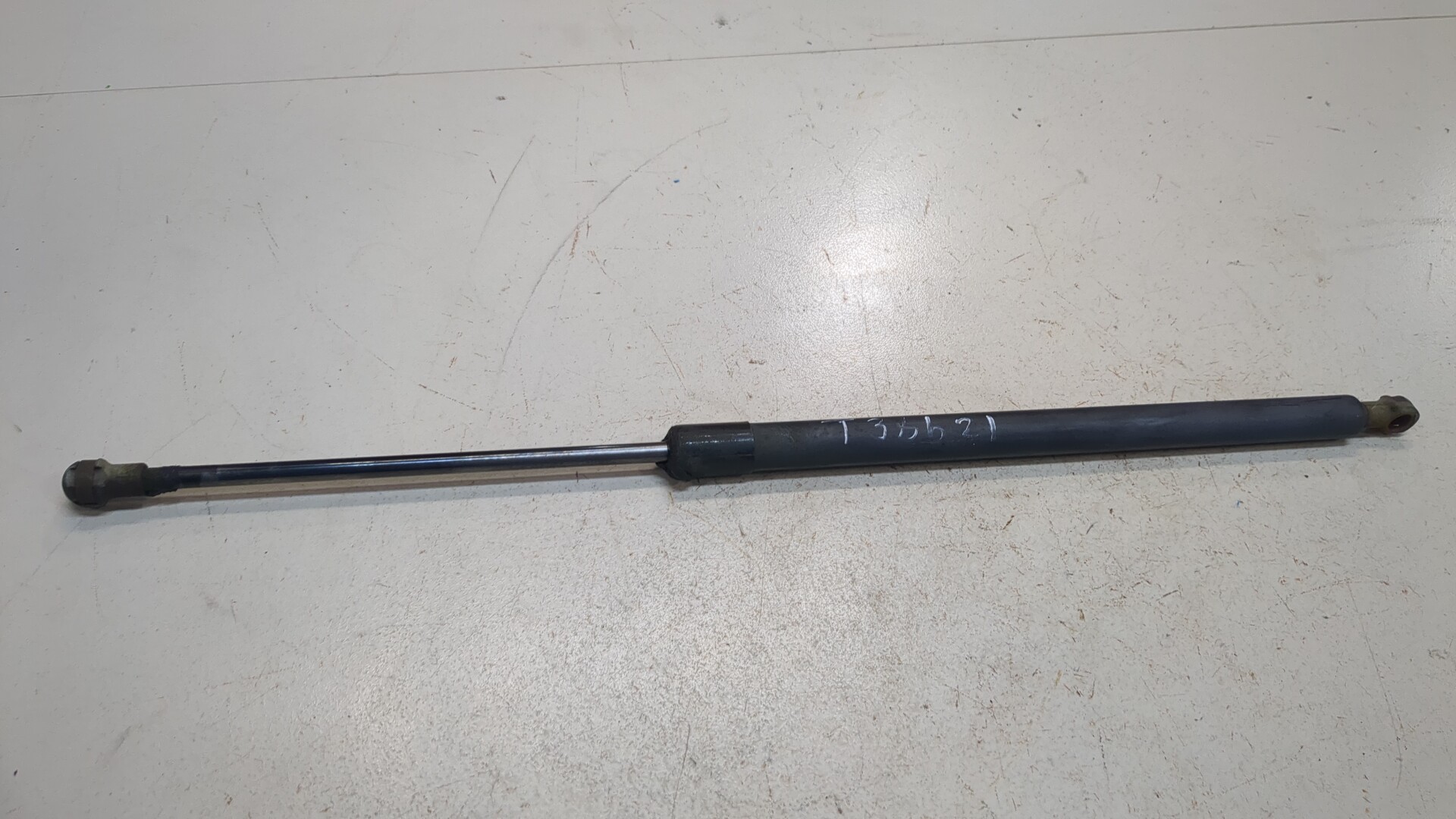 Амортизатор крышки багажника