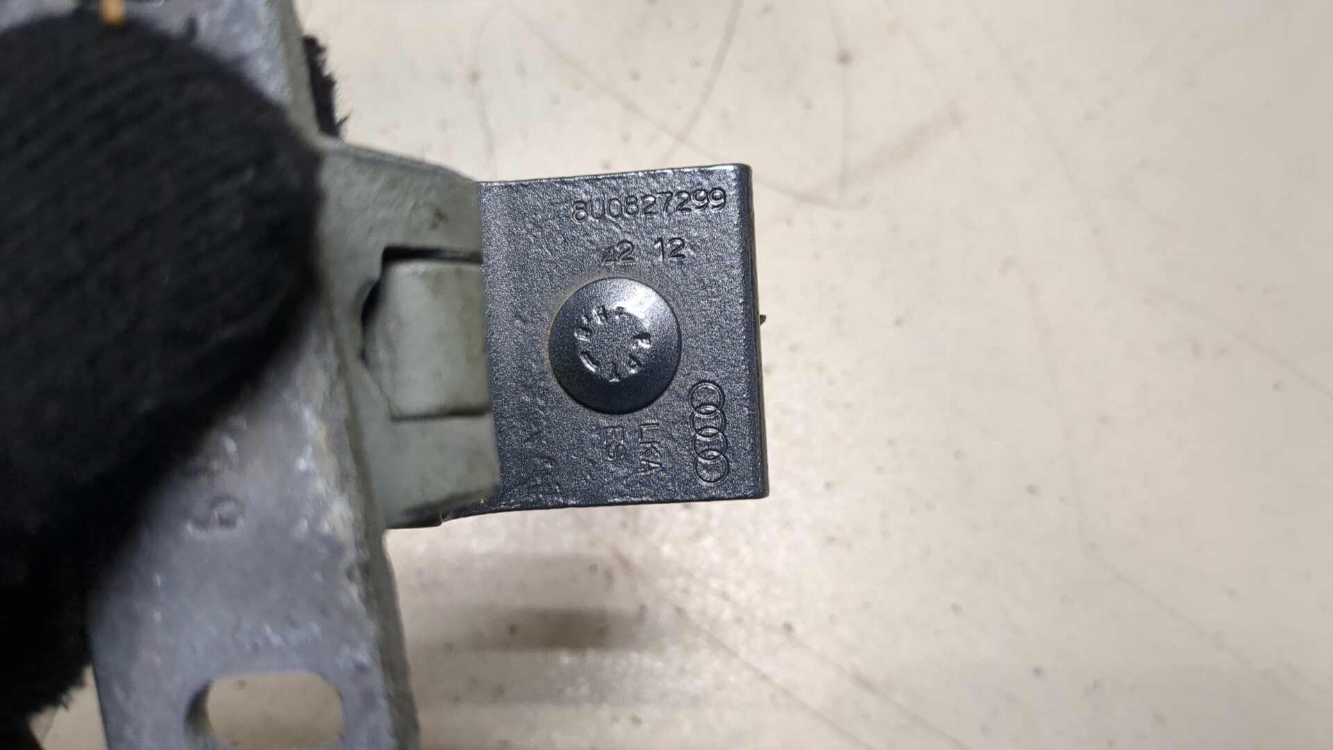 Петля крышки багажника