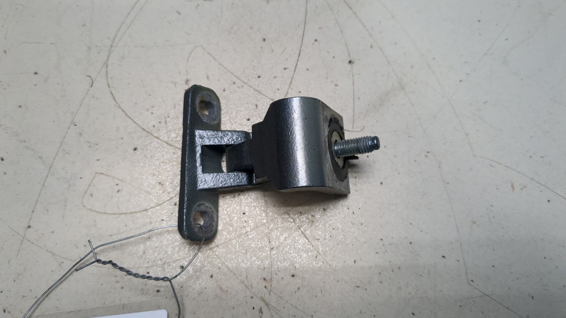 Петля крышки багажника