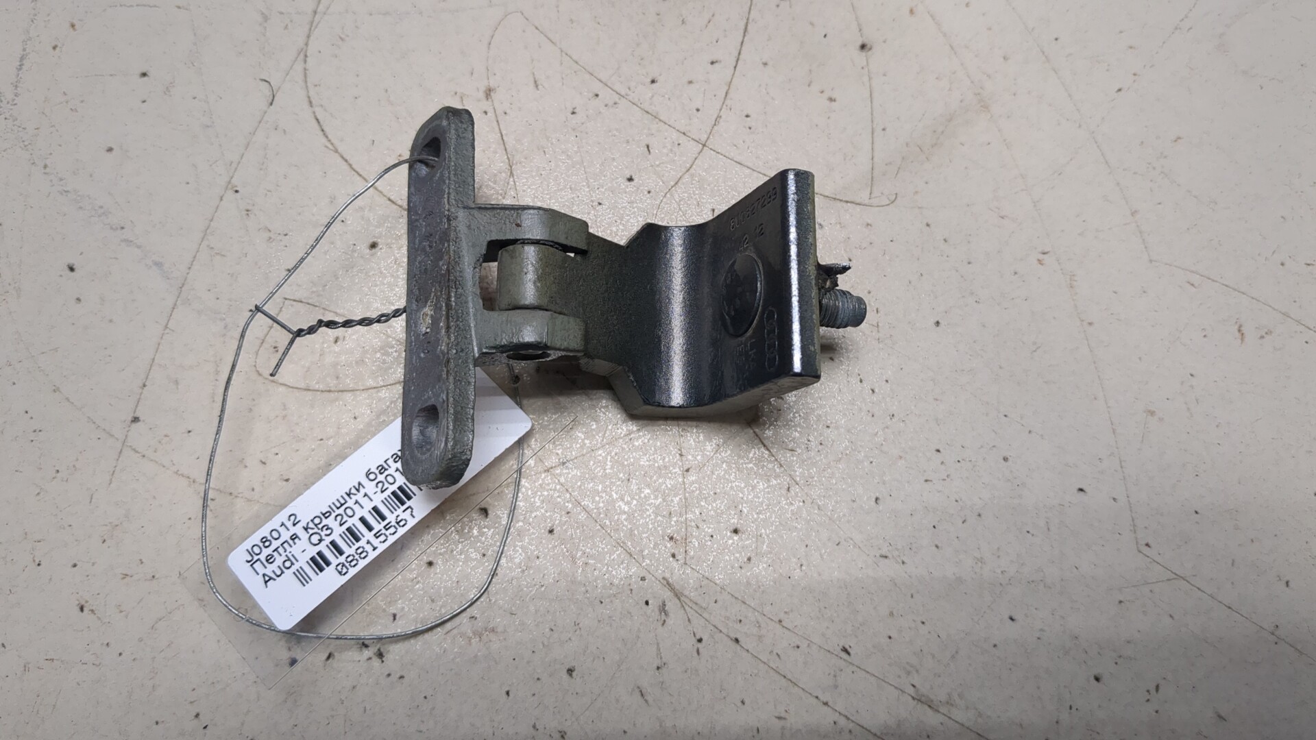 Петля крышки багажника