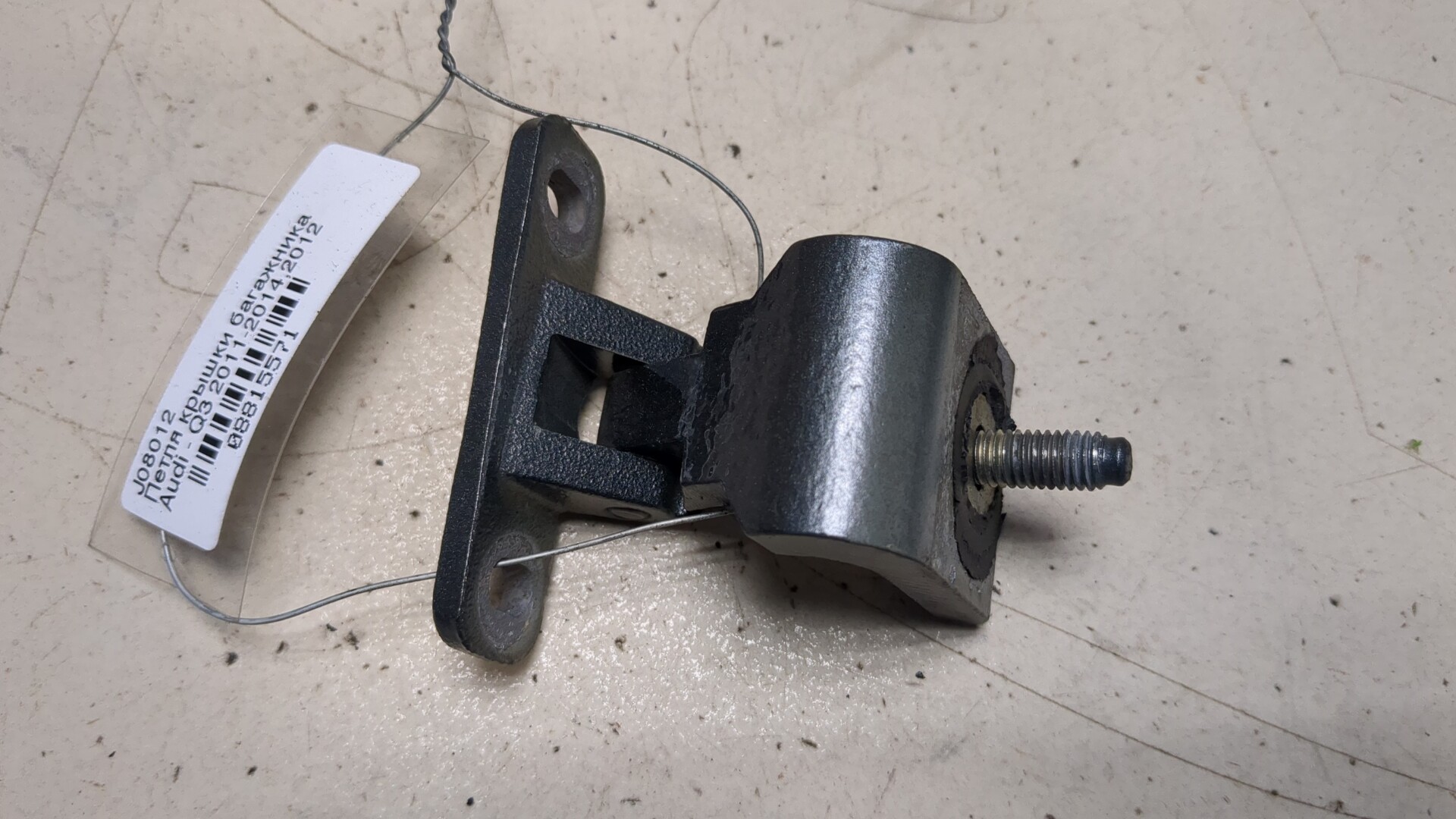 Петля крышки багажника