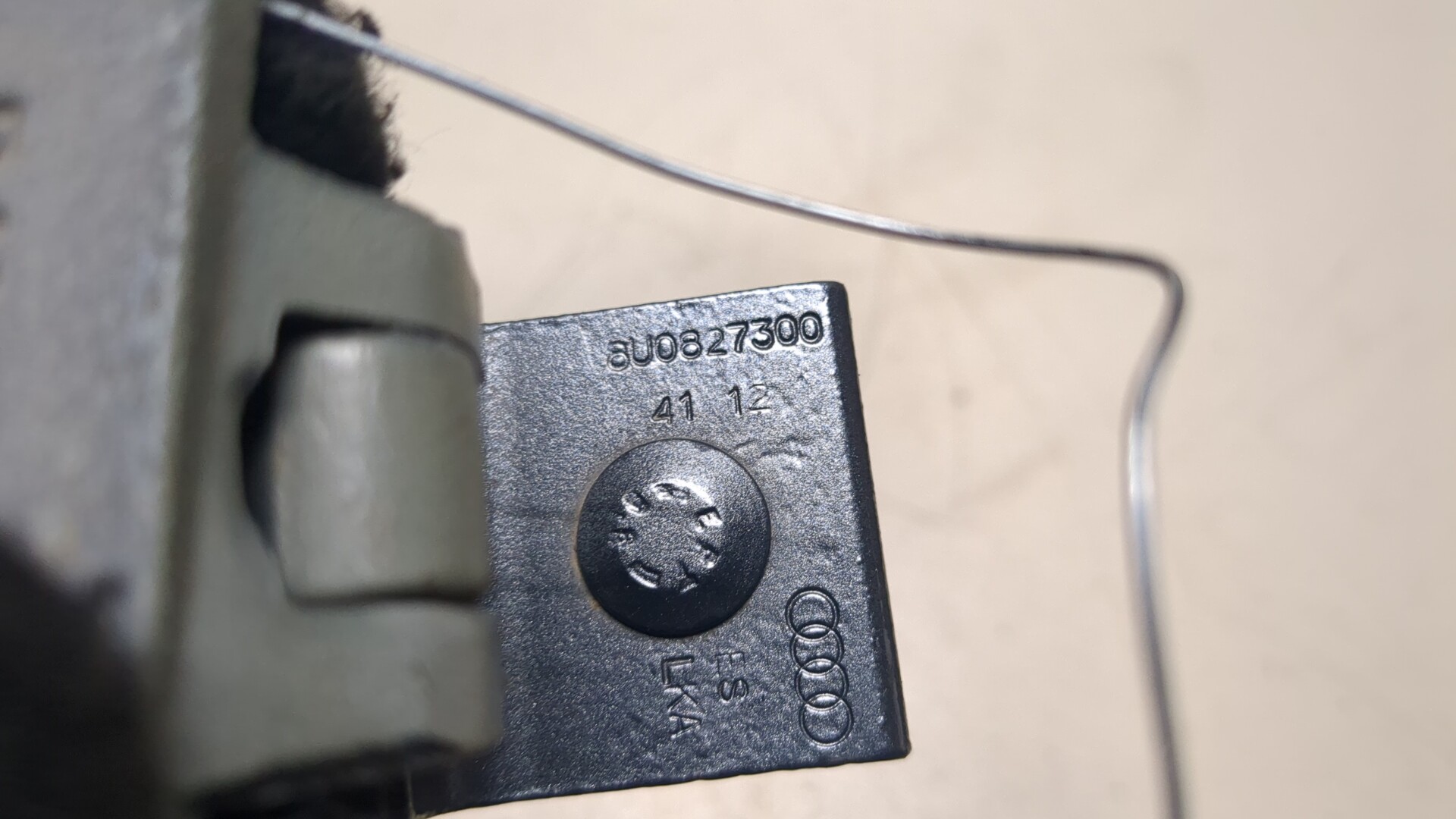 Петля крышки багажника