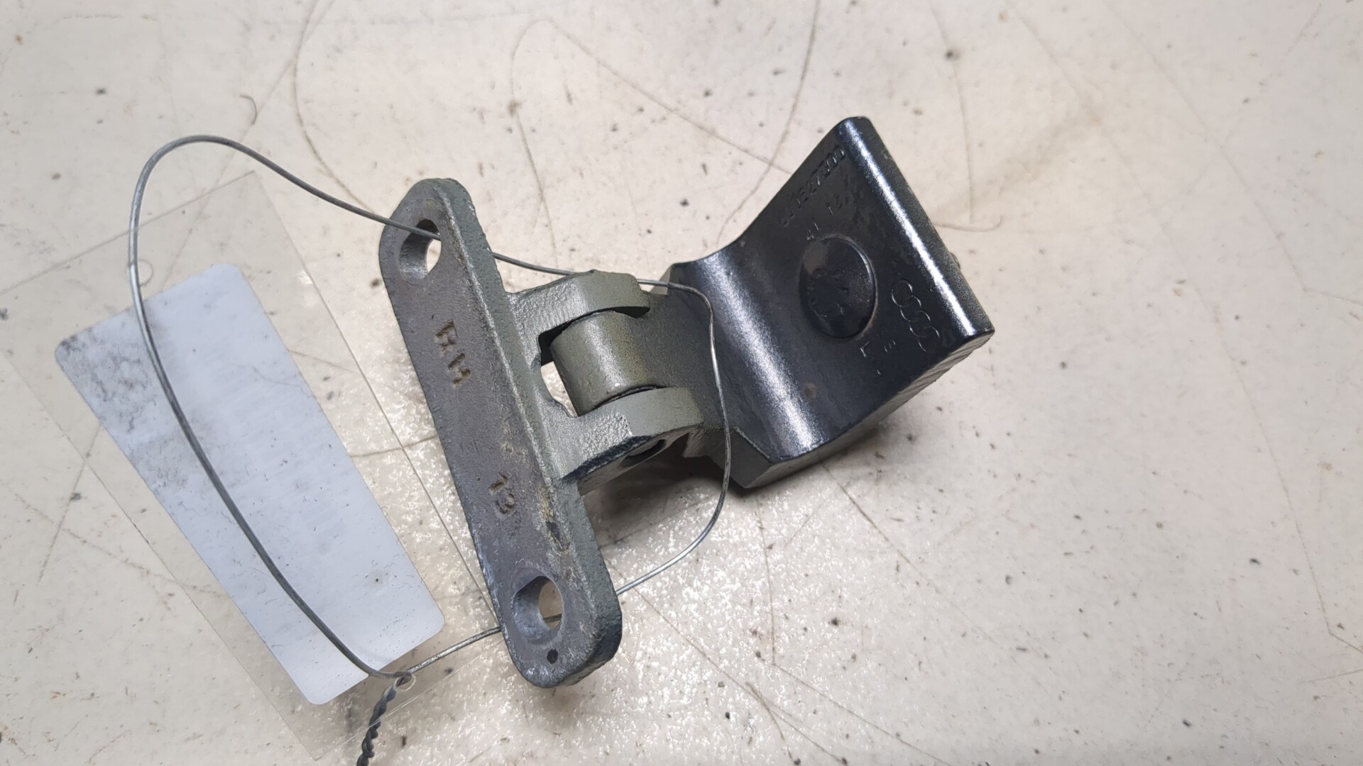 Петля крышки багажника