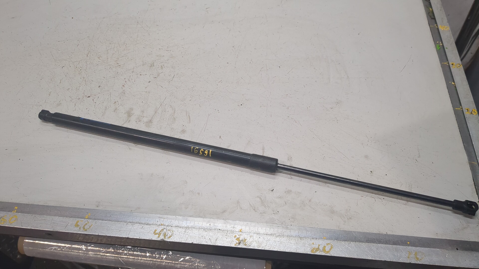 Амортизатор крышки багажника