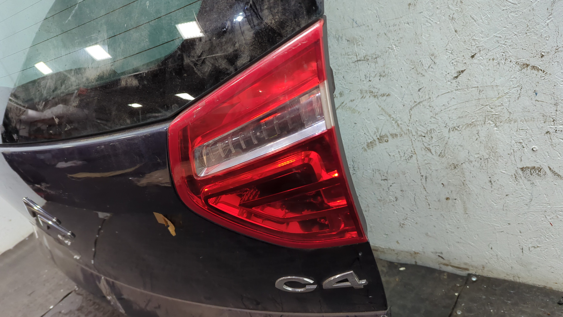 Дверь багажника